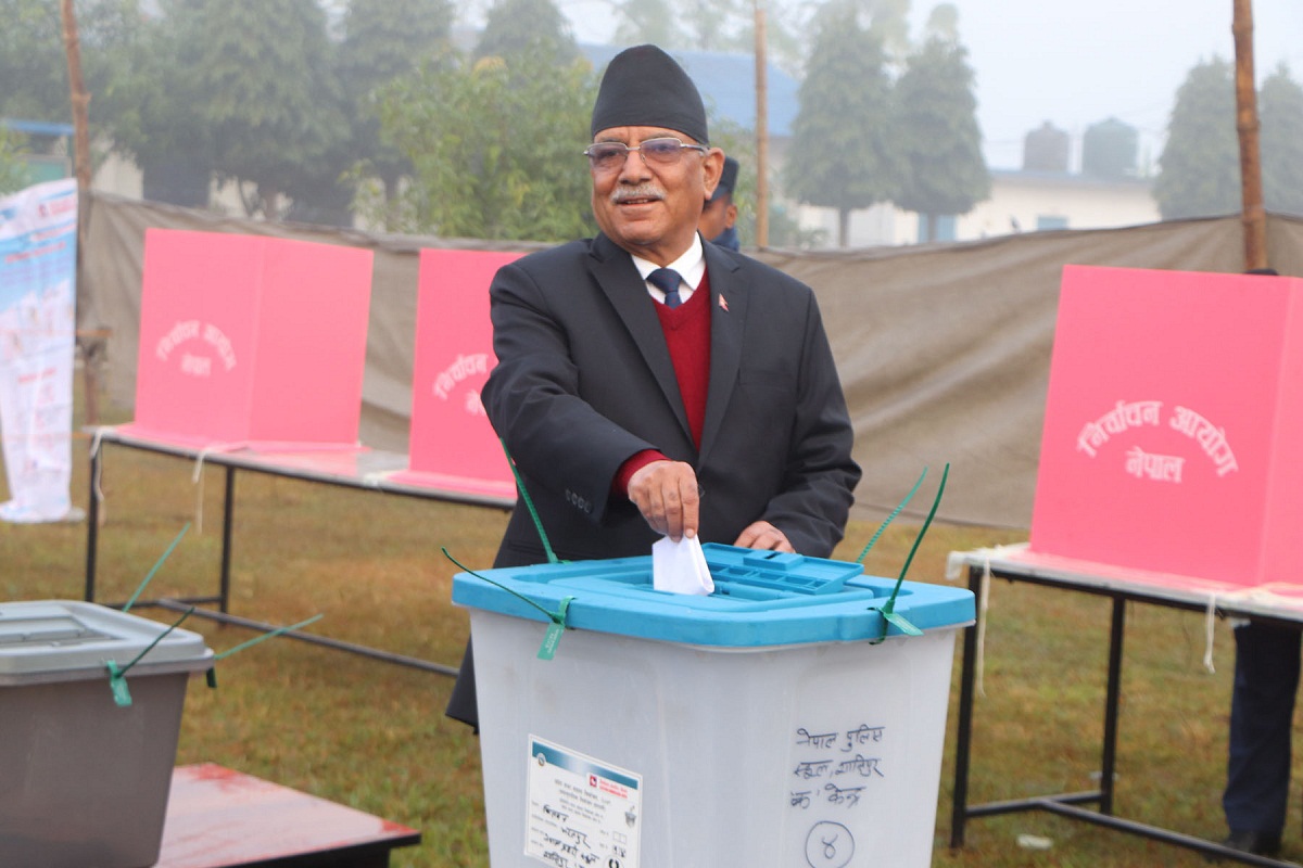 चितवन शान्तिपुरको नेपाल प्रहरी स्कुल मतदान केन्द्रबाट मतदान गर्दै प्रचण्ड